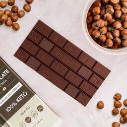 Cioccolato Keto Vegano con Olio MCT – Nocciola Caramellata 80g