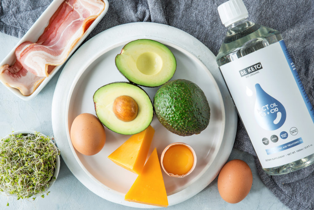 making of 9 awokado z jajkiem serem i kielkami